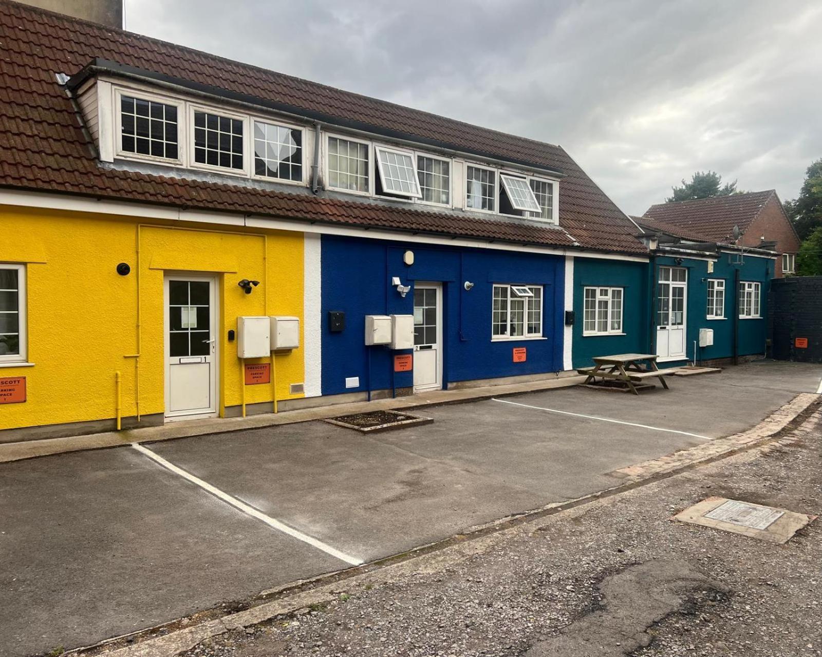 Contemporary Upnor House With 2 Free Parking By Prescott *