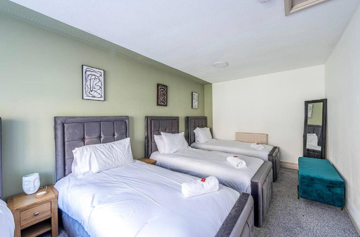 Contemporary Upnor House With 2 Free Parking By Prescott Bristol