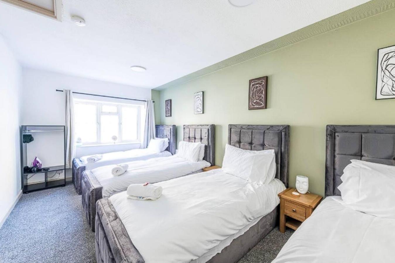 Contemporary Upnor House With 2 Free Parking By Prescott *