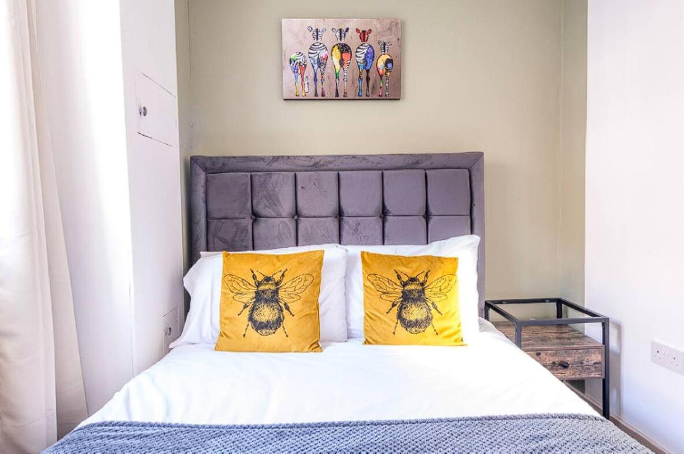 Contemporary Upnor House With 2 Free Parking By Prescott *