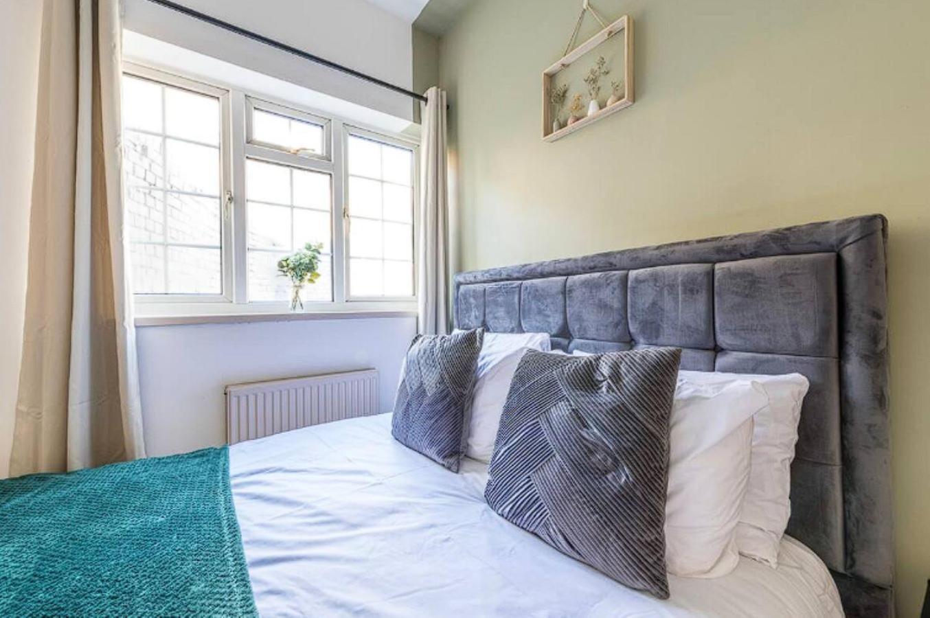 Contemporary Upnor House With 2 Free Parking By Prescott Bristol