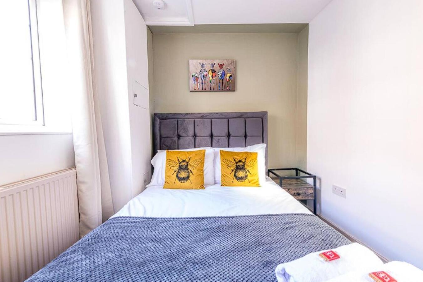 Contemporary Upnor House With 2 Free Parking By Prescott *