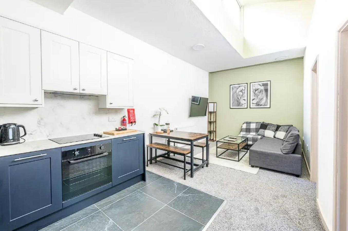 Contemporary Upnor House With 2 Free Parking By Prescott Bristol
