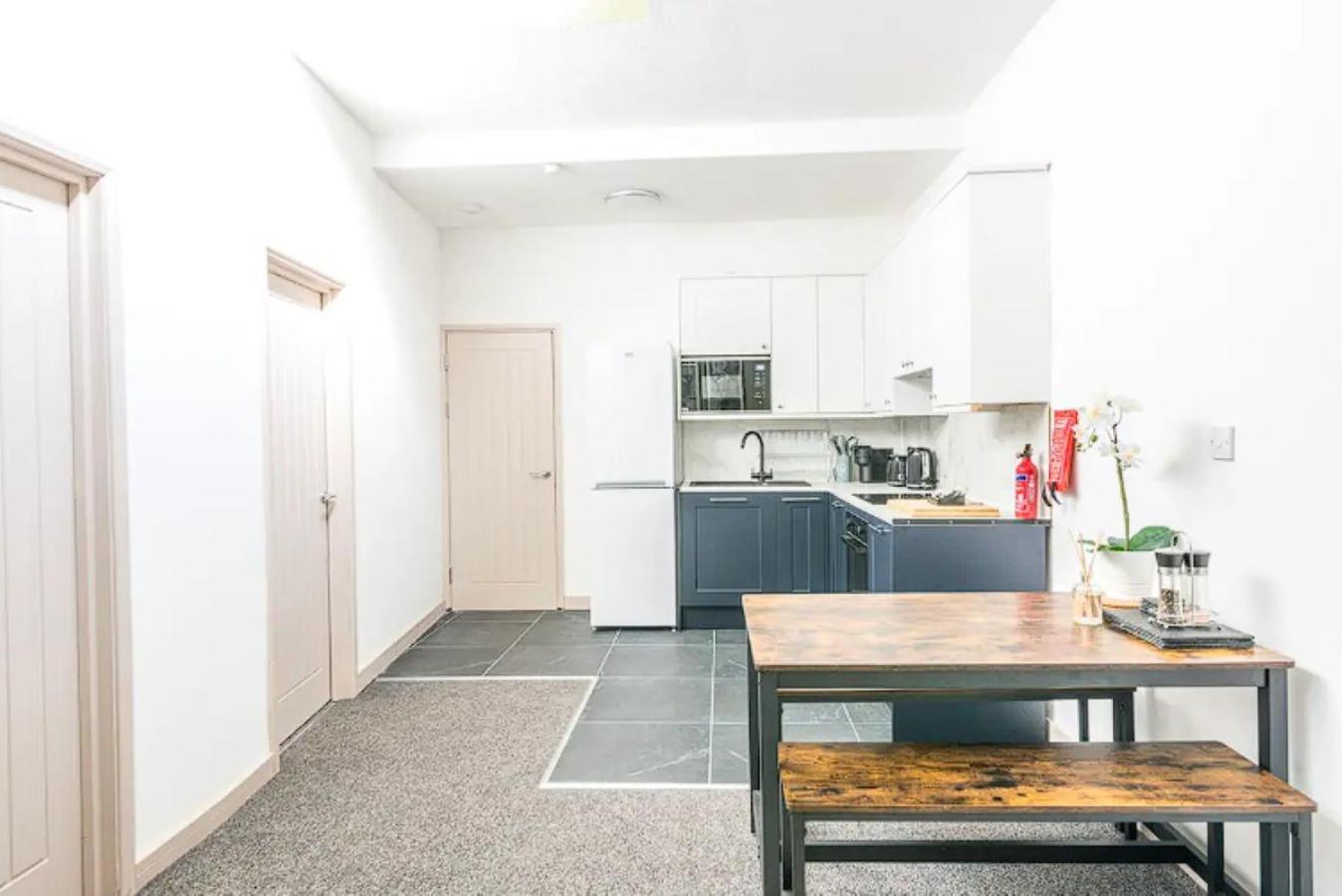 Contemporary Upnor House With 2 Free Parking By Prescott