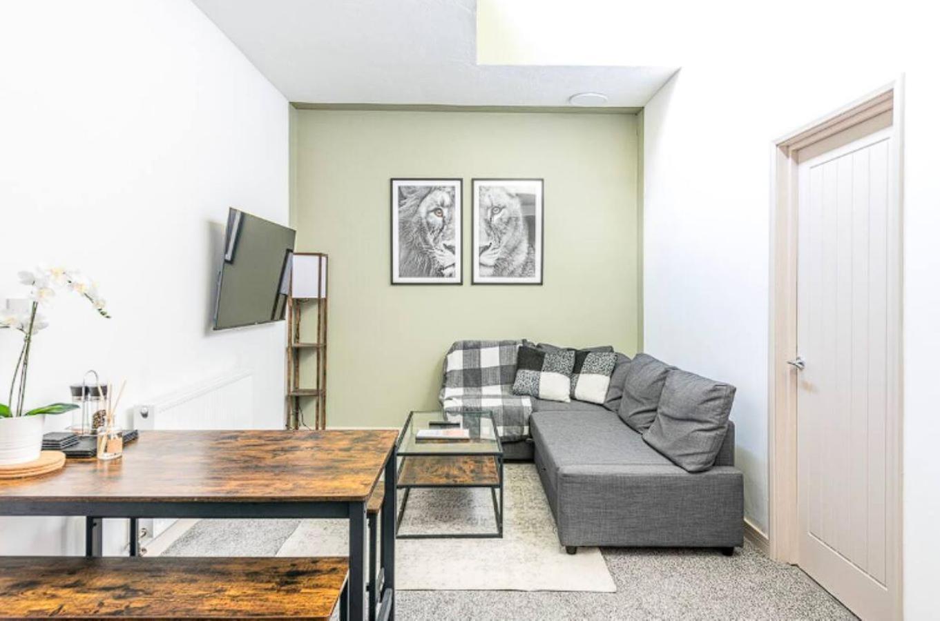 Contemporary Upnor House With 2 Free Parking By Prescott *
