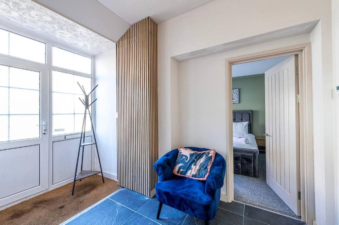 Contemporary Upnor House With 2 Free Parking By Prescott Bristol