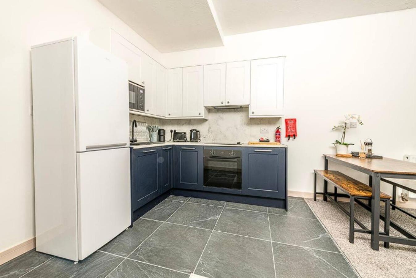 Contemporary Upnor House With 2 Free Parking By Prescott